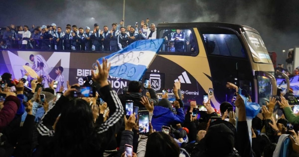 La Selección llegó al país y tuvo un emotivo recibimiento