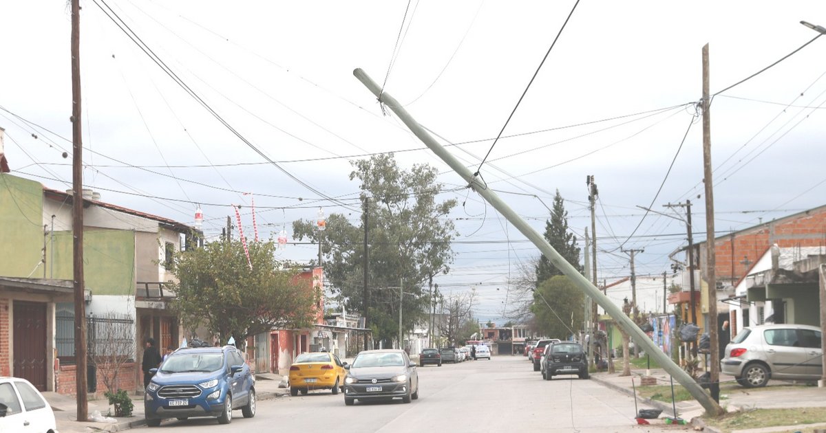 Preocupan postes que están colgando luego del vendaval