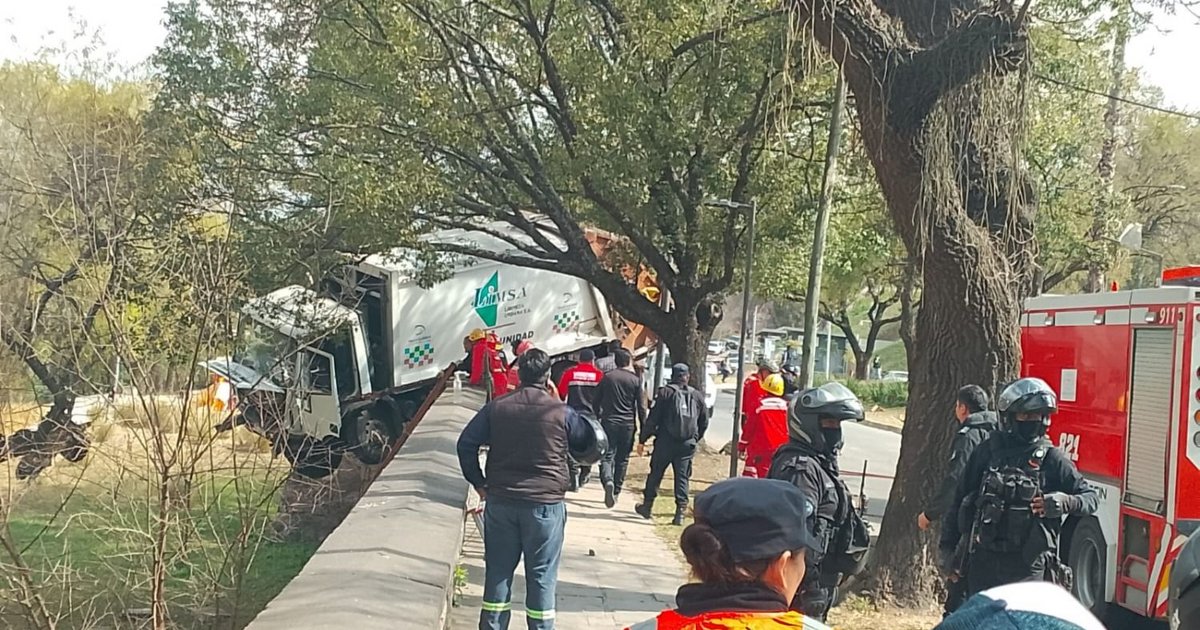 Un camión quedó colgado sobre el Xibi Xibi tras chocar contra el paredón