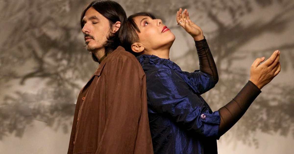 Dos cantores que unen sus voces en la memoria