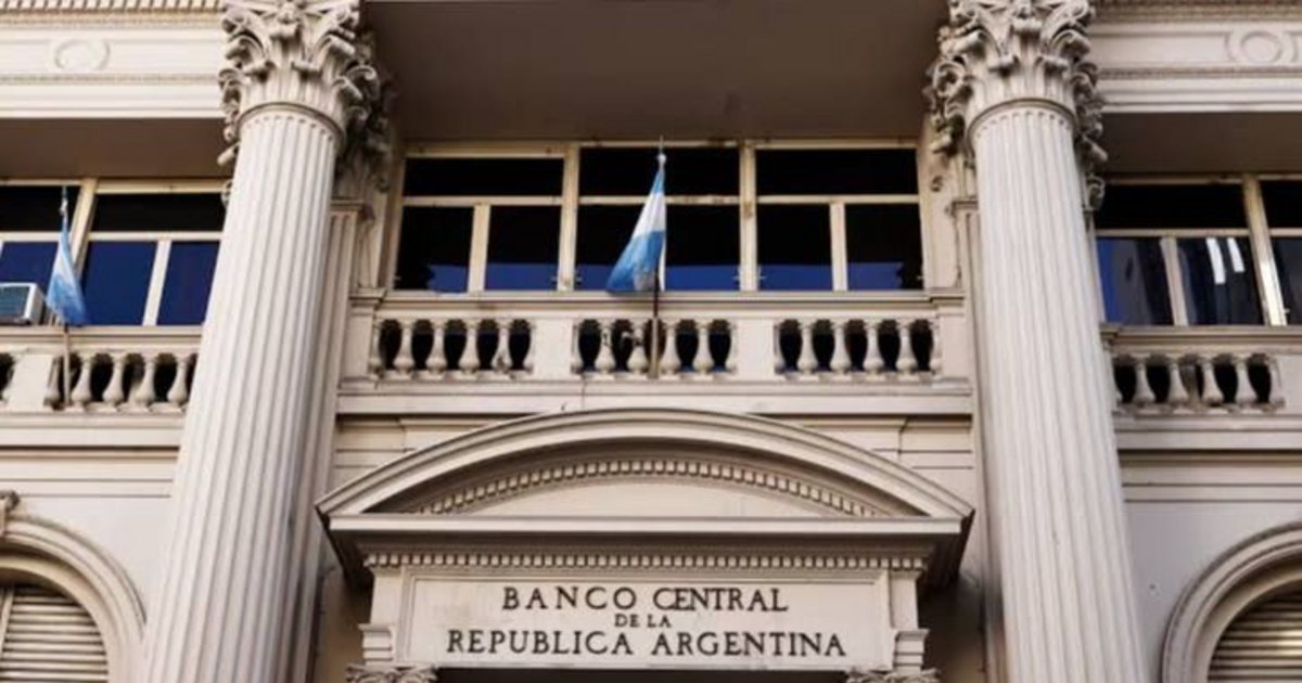 Cuentas sueldo en dólares: el Banco Central habilitó que las empresas paguen salarios en esa moneda