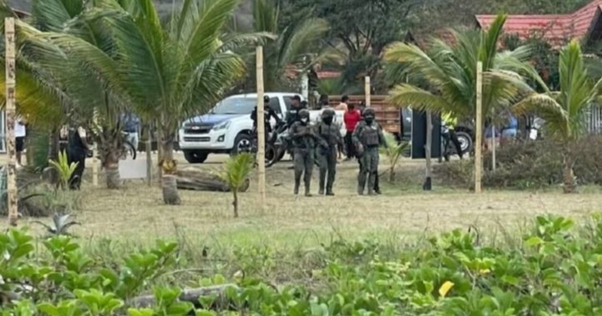 Encontraron cinco cabezas humanas colgadas de un cartel en una playa turística