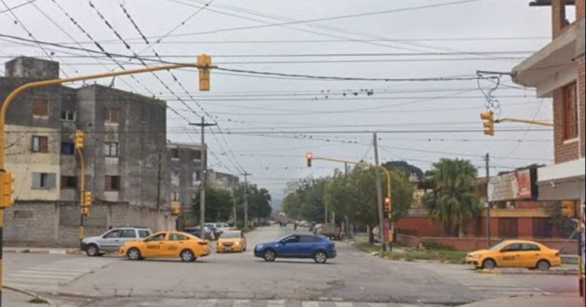 Embistió a una joven y lo trasladaron a la Seccional