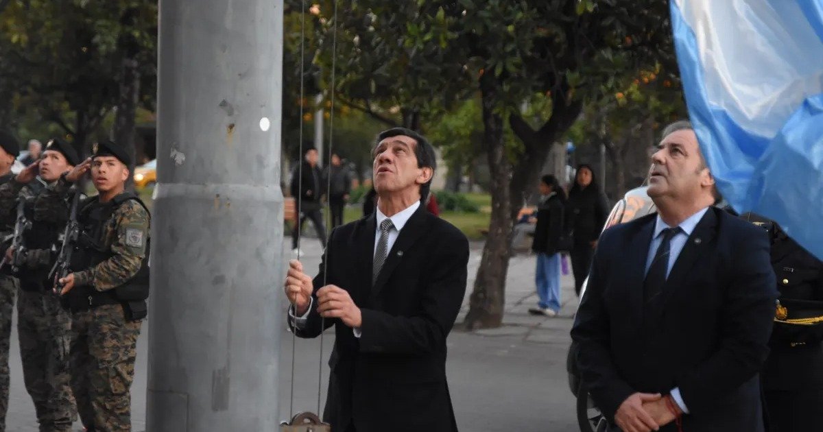 Sadir acompañó el izamiento de la Bandera por el 181° aniversario de la Policía de Jujuy