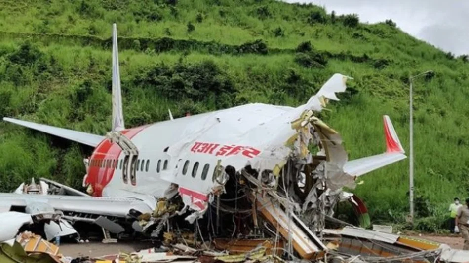 En fotos: murieron 18 personas al despistarse y partirse en dos un avión en India