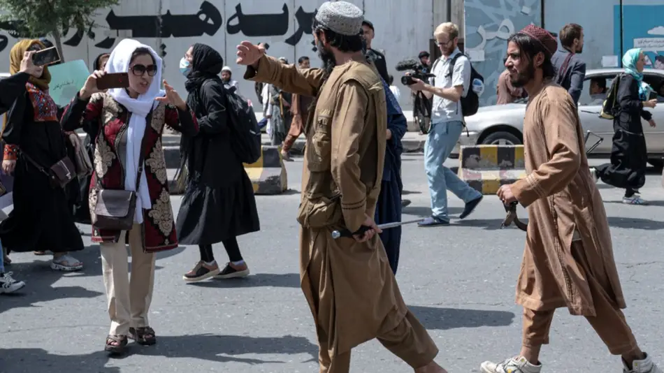 Talibanes dispersaron a tiros marcha de mujeres