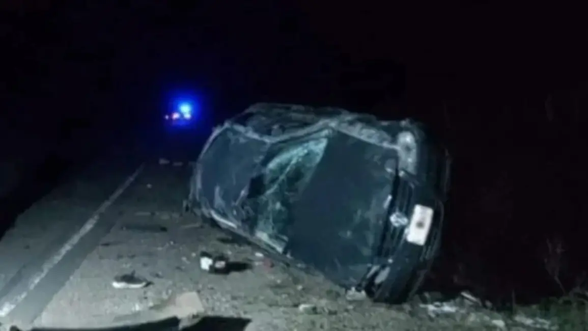 Cazaba pokemones mientras manejaba en la ruta, perdió el control del auto y murió