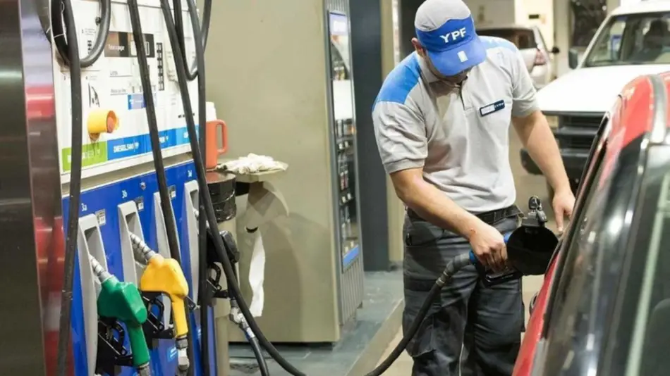Acordaron un nuevo aumento del 5,4% de la nafta en todo el país: desde cuándo rige