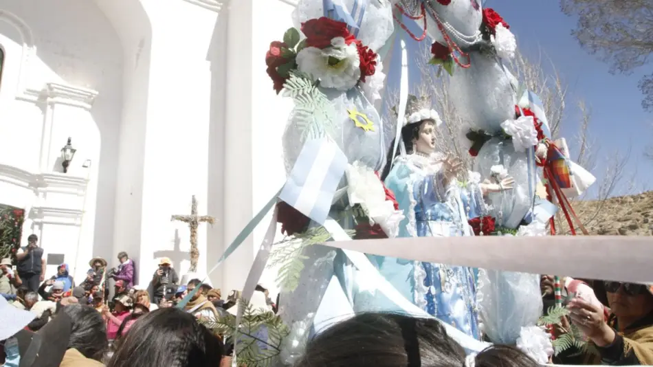 Casabindo: desciende del altar mayor la Virgen de la Asunción