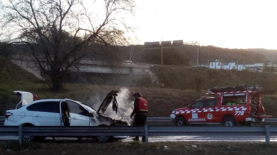 Automóvil sufrió un incendió cuando circulaba en plena ruta