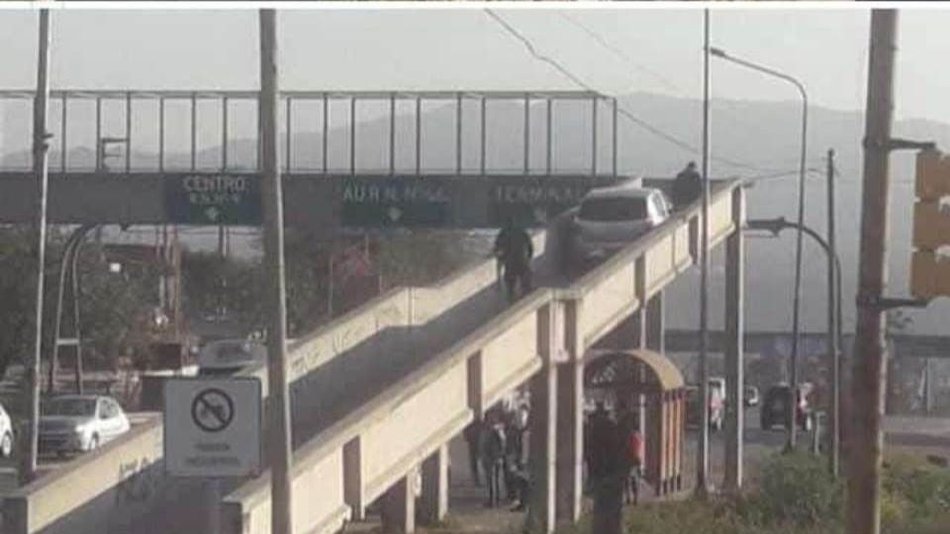 Un hombre intentó cruzar la pasarela con su vehículo