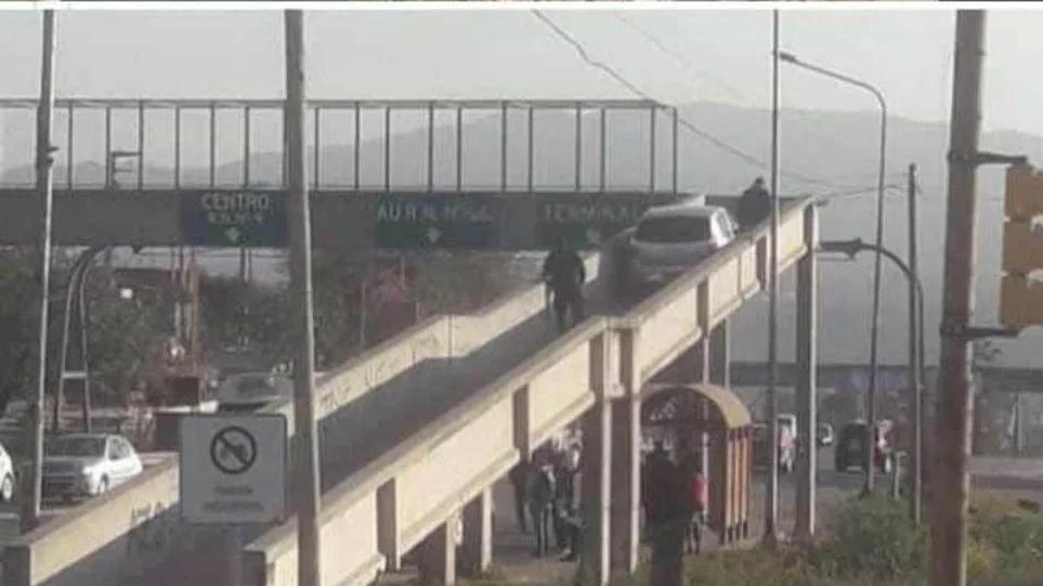 Un hombre intentó cruzar la pasarela con su vehículo