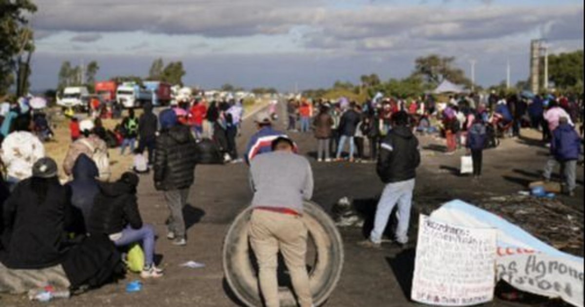 Cortes de ruta en Jujuy: cada cuánto dejan pasar a los autos en cada lugar