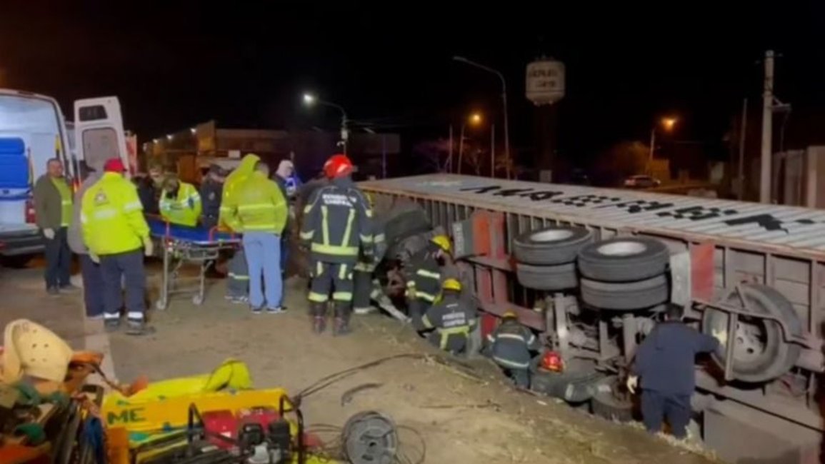 Dos personas murieron al volcar un camión sobre un auto 