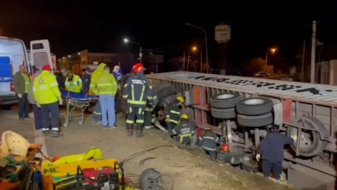 Dos personas murieron al volcar un camión sobre un auto 