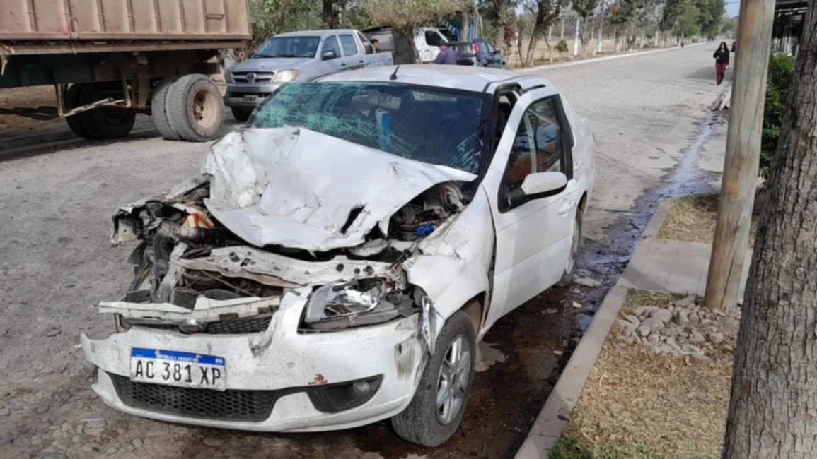 Circulaba a bordo de su auto e impactó contra un camión