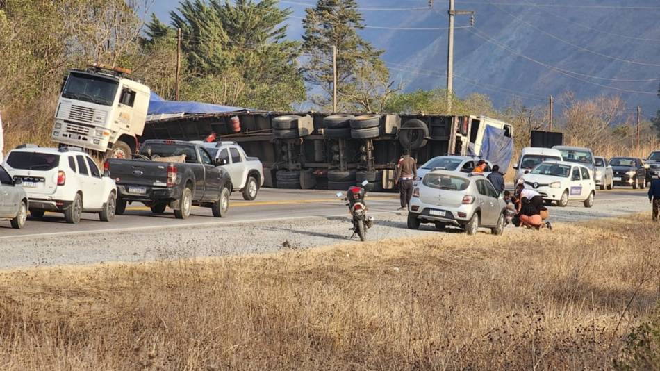 Fue hospitalizado luego de volcar un camión