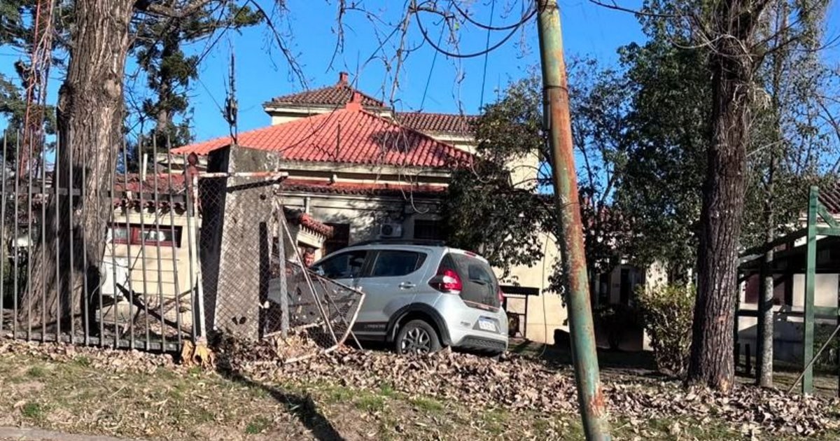 Un auto chocó contra el Rectorado de la UNJu y quedó dentro del predio