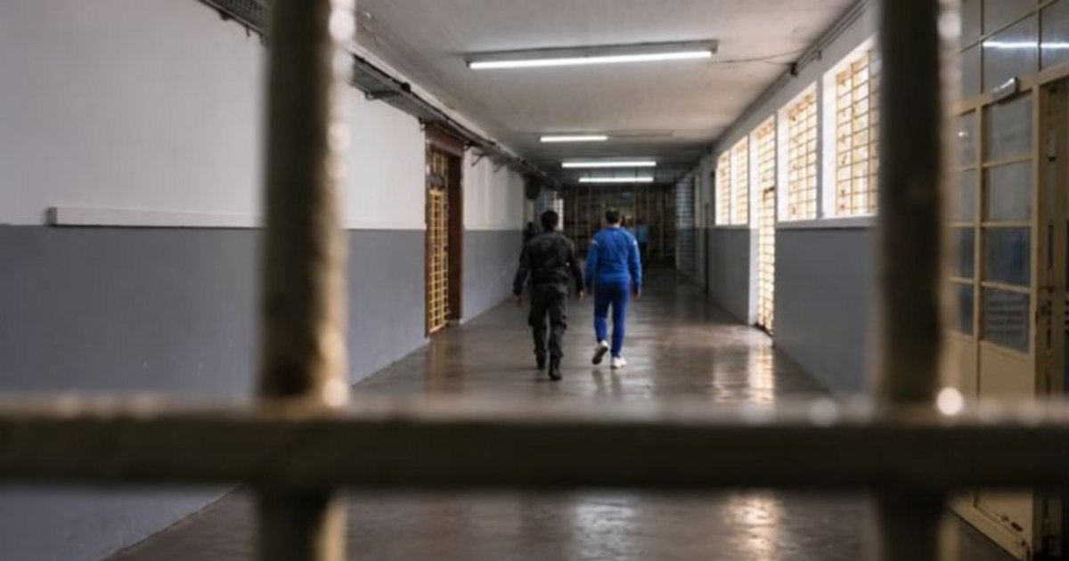 Un preso rechazó la libertad condicional por amor: quiere quedarse en la cárcel con su novio