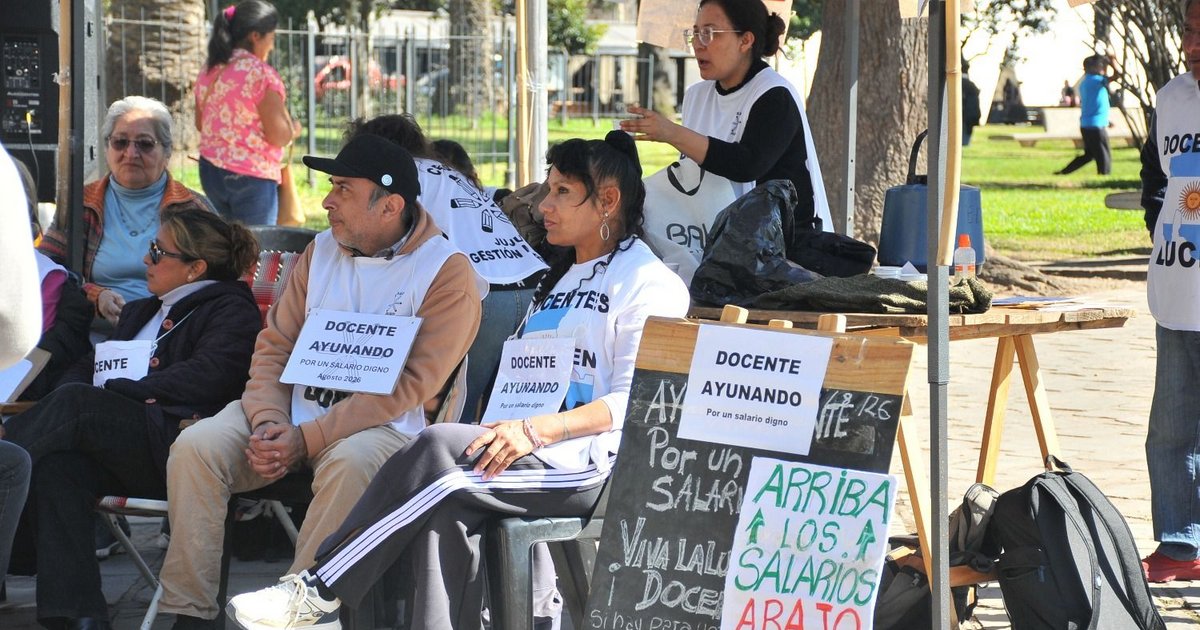 Protesta docente continúa con ayuno en la plaza