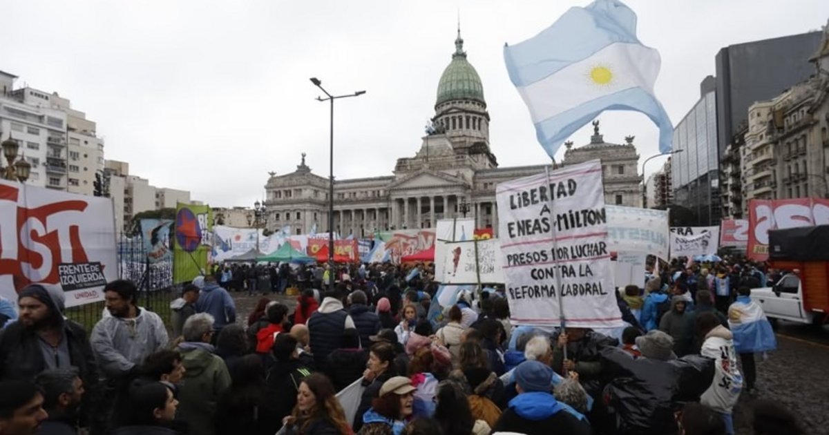 Protestas bajo la lluvia frente al Congreso en rechazo al proyecto sobre propiedad privada