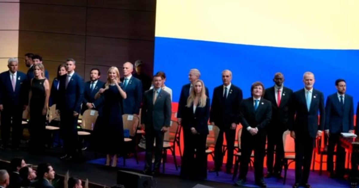 Javier Milei acompañó la asunción del nuevo presidente de Colombia