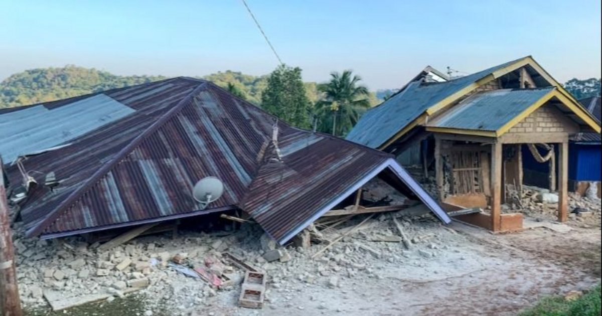 Un terremoto de magnitud 7,7 sacudió la costa de Indonesia y dejó al menos 38 muertos