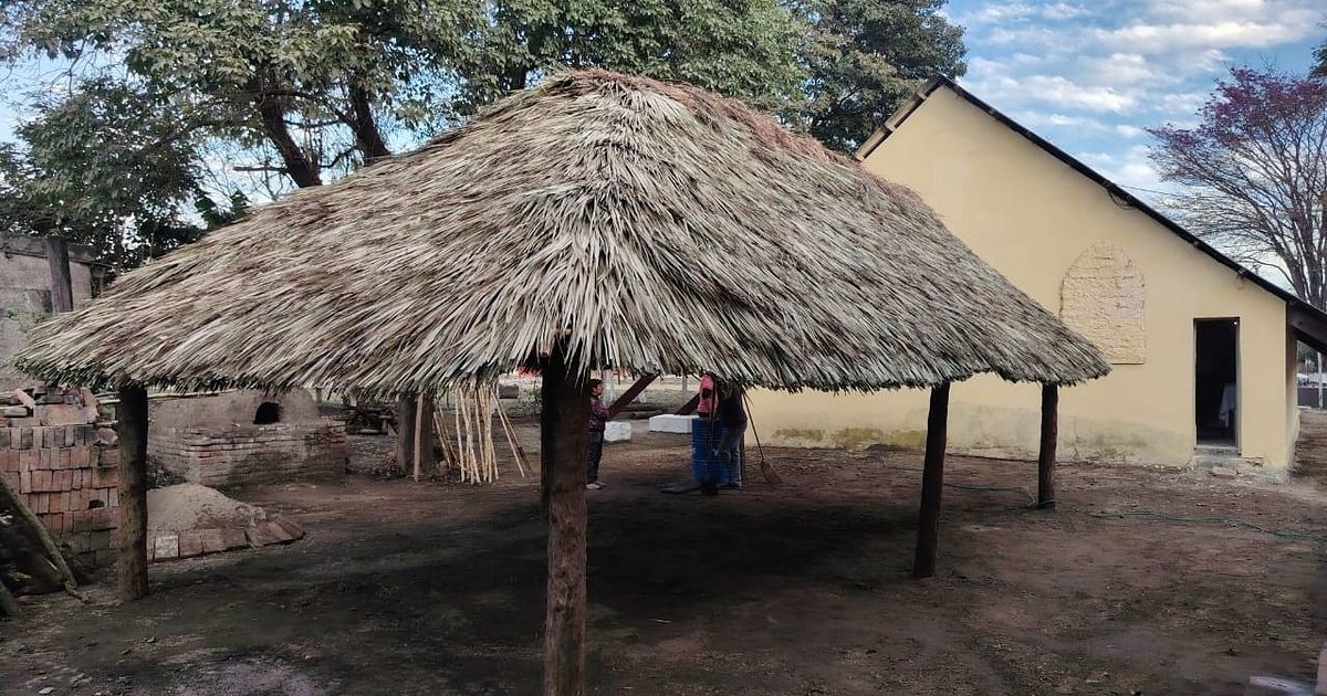 Capilla de Vinalito tiene su galpón con techo de palmas