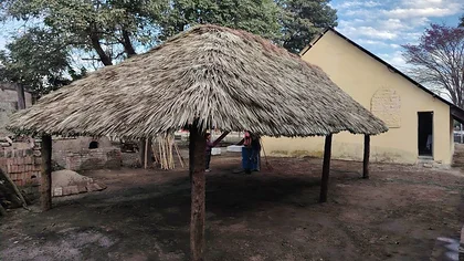 Capilla de Vinalito tiene su galpón con techo de palmas
