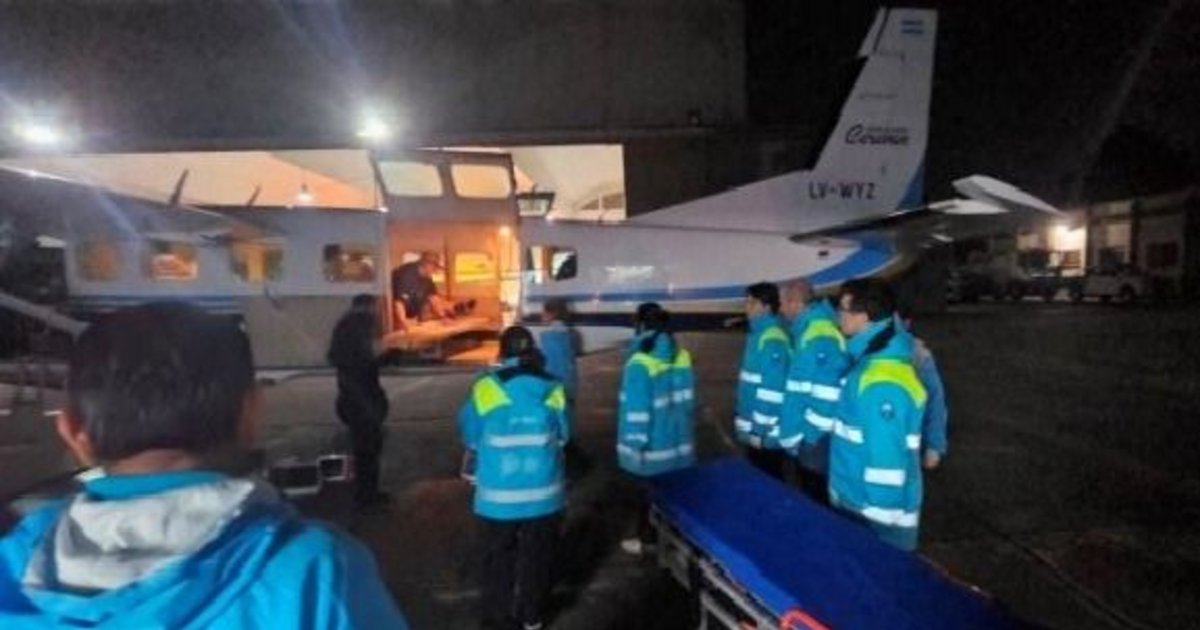 Avión sanitario trasladó a dos sobrevivientes del siniestro