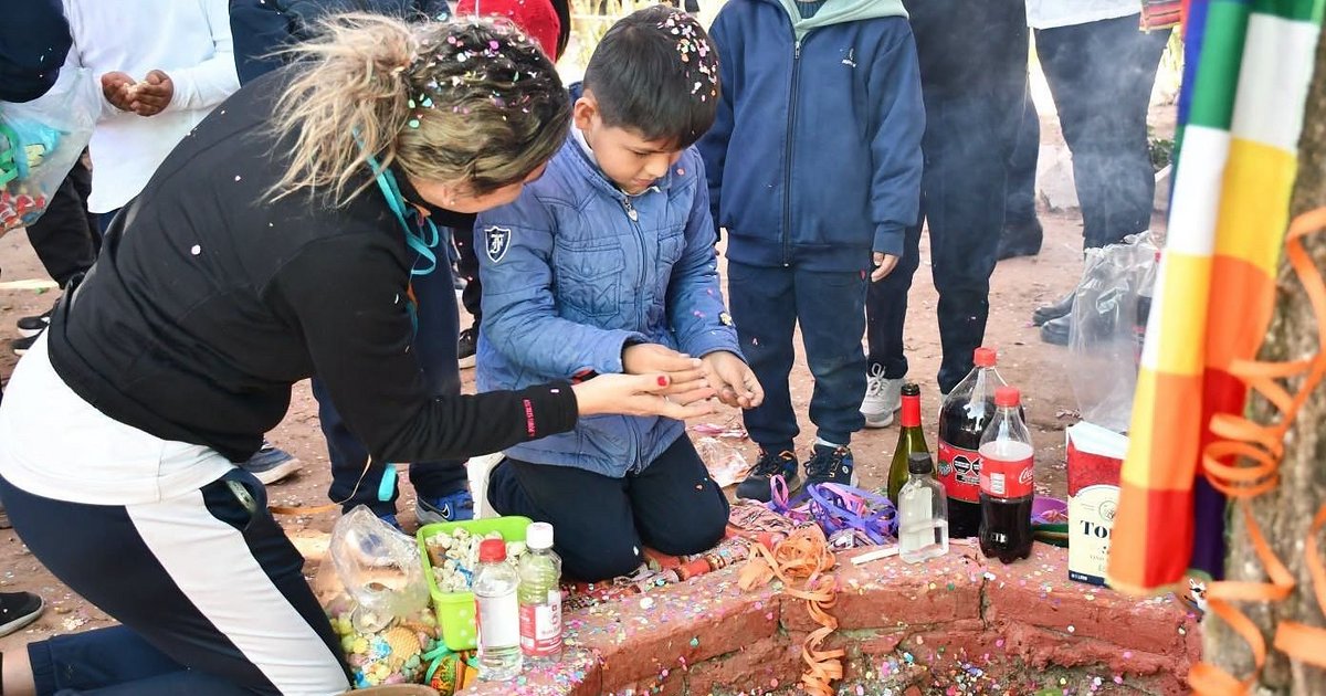 Chicos de Santa Clara honran a la Pachamama