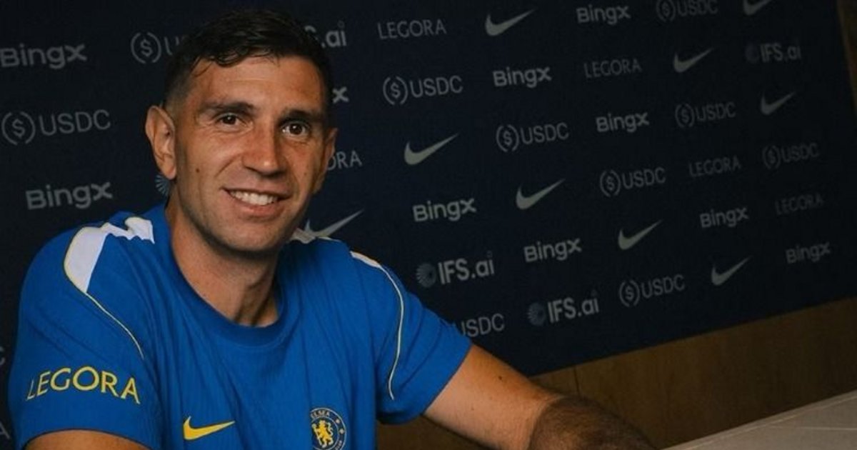 Dibu Martínez fue presentado como jugador del Chelsea