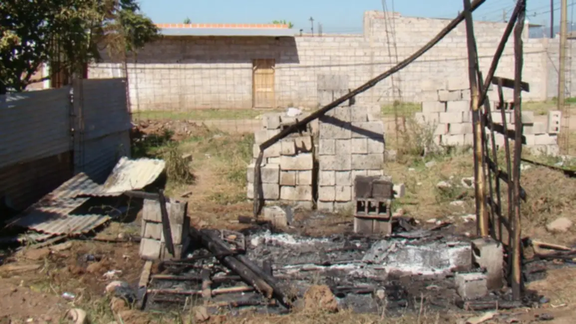 Prendió fuego una casa con personas en su interior