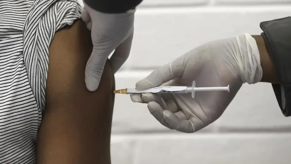 Oxford y AstraZeneca retoman el ensayo de su vacuna contra el coronavirus