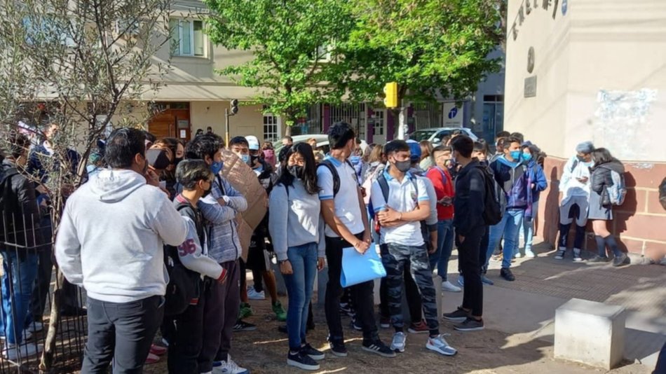 Alumnos de la Enet 1 marchan por las calles de la ciudad