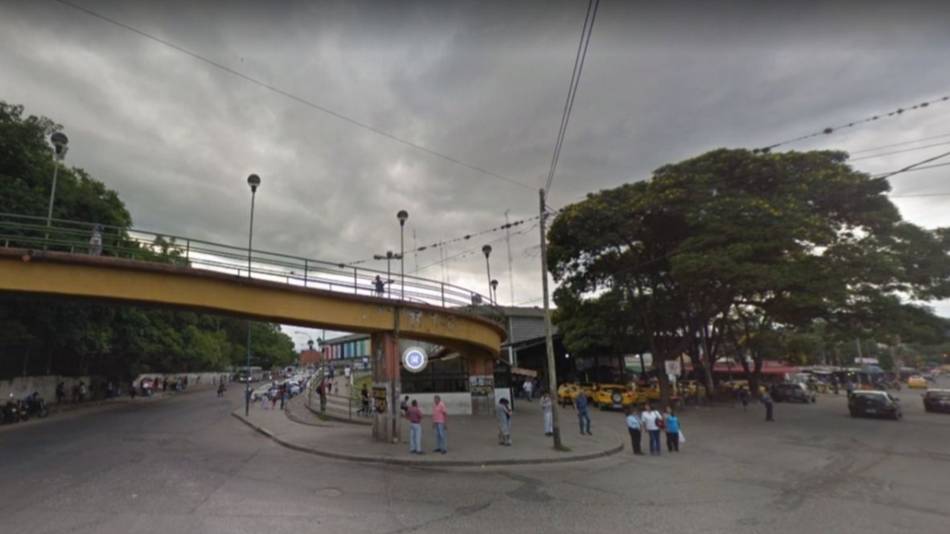 Embistió a un inspector de tránsito y fue detenido 