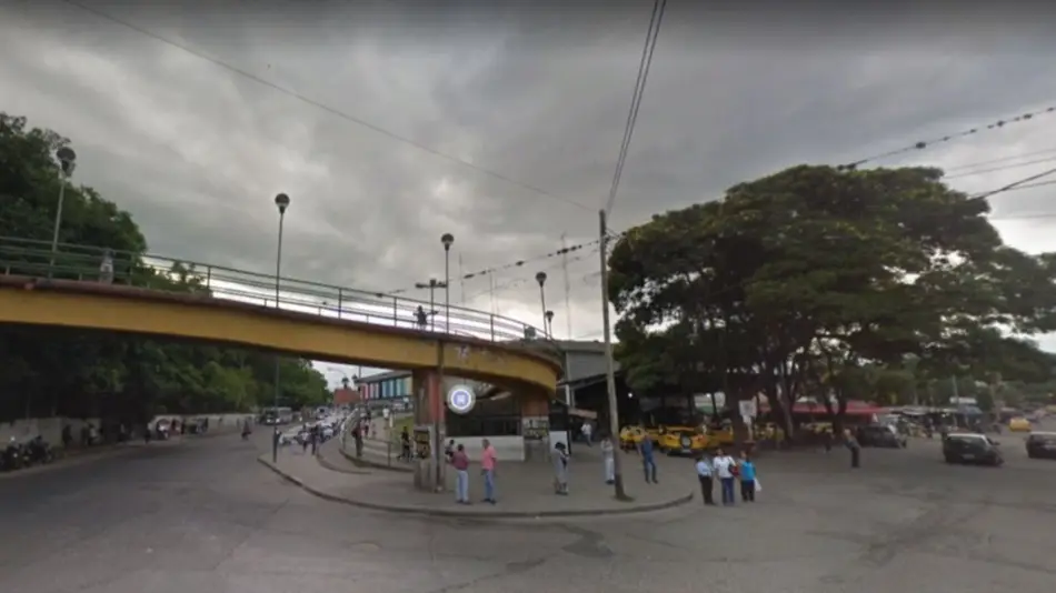 Embistió a un inspector de tránsito y fue detenido 