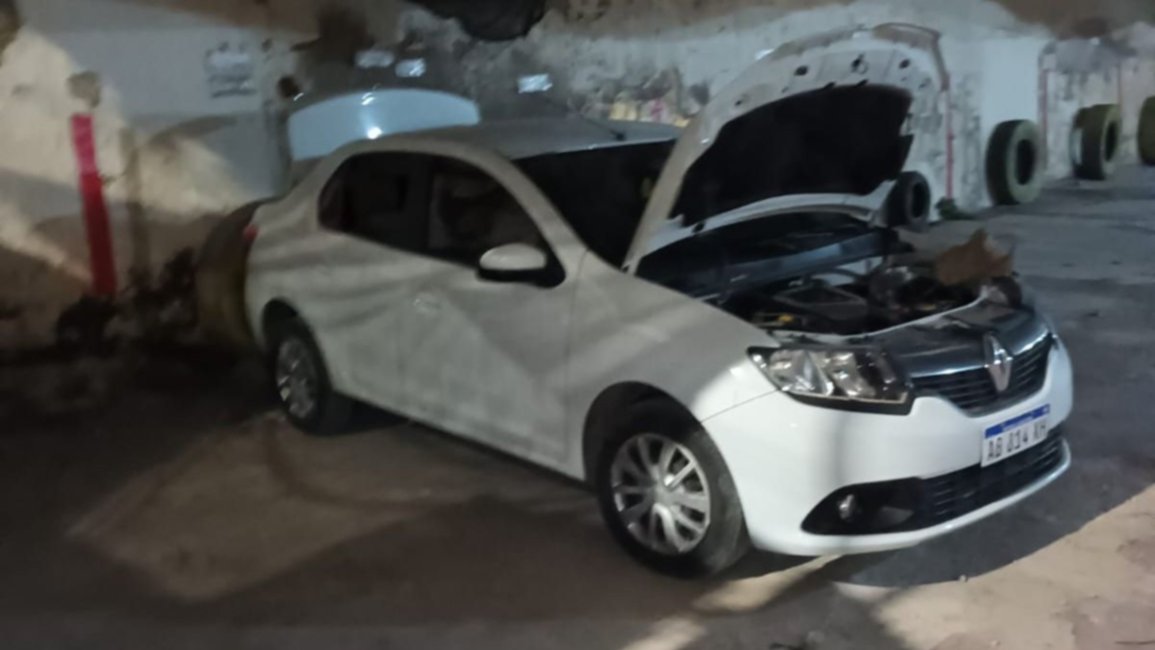 Desvalijaron un auto que estaba en una cochera