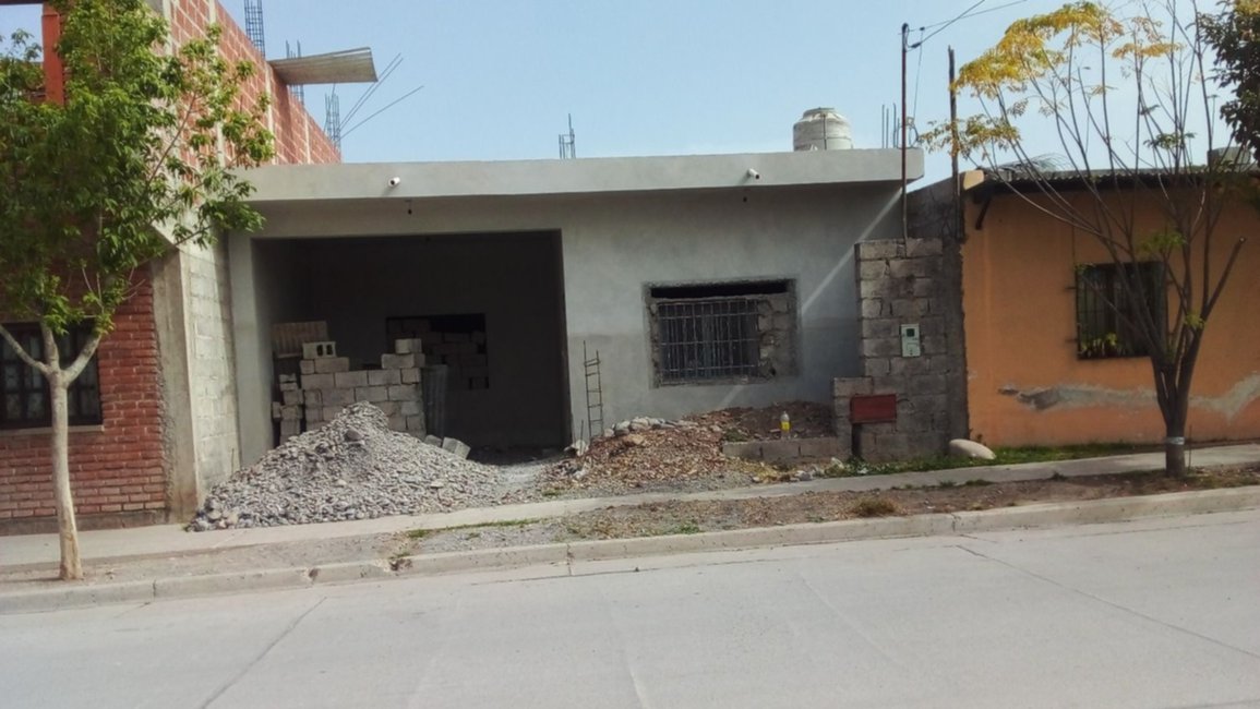 Asesinan a un hombre tirando un bloque sobre su cabeza