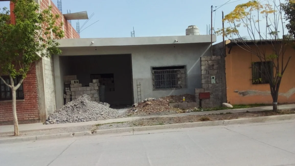 Asesinan a un hombre tirando un bloque sobre su cabeza