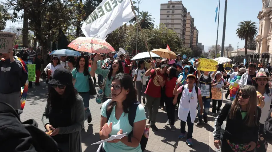 Estatales movilizaron por la reapertura de paritarias