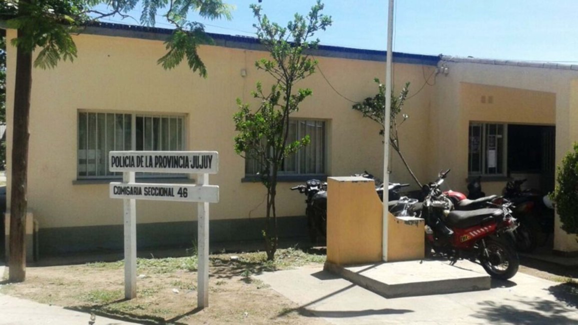 Iban en moto, chocaron y abandonó a su acompañante