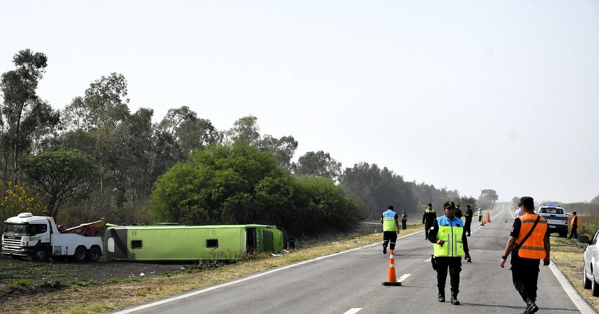 Terrible choque entre un colectivo y un auto con cuatro víctimas fatales