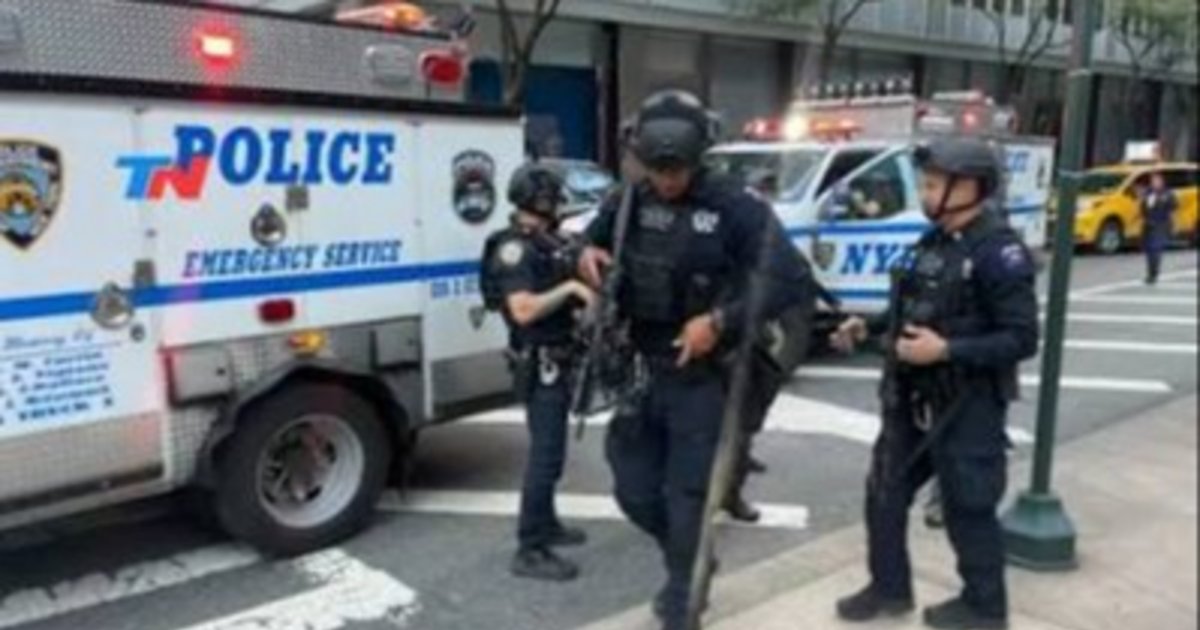Nueva York: una mujer apuñaló a dos personas cerca de Times Square y fue abatida por la Policía