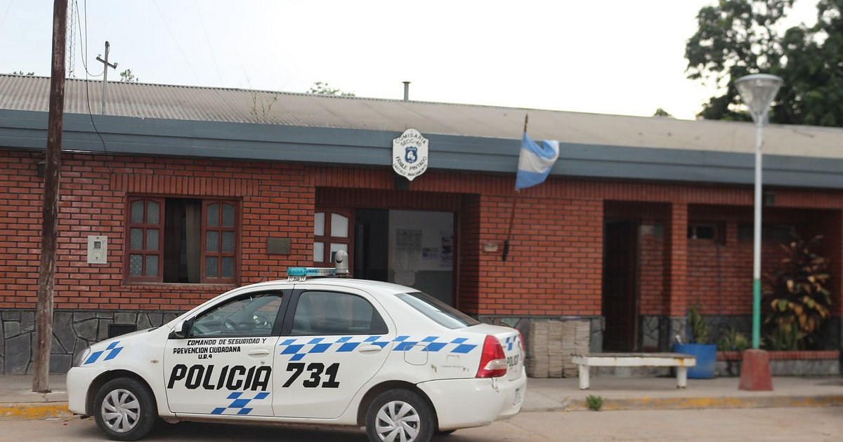 Acechó a su expareja para golpearla y atacarla con un fierro