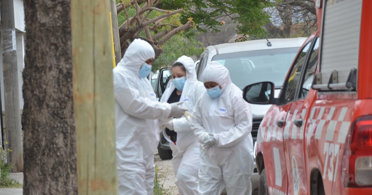 Investigan el deceso de una pareja hallada en su vivienda