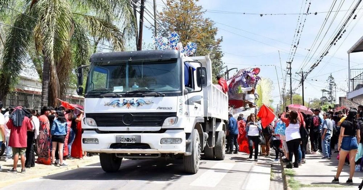 Palpalá: operativo para trasladar las carrozas a Ciudad Cultural
