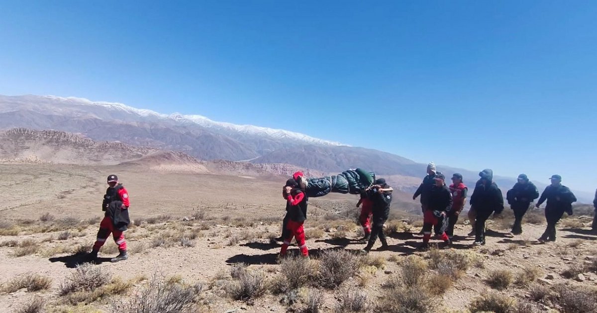Rescataron a un sikuri que cayó por un barranco