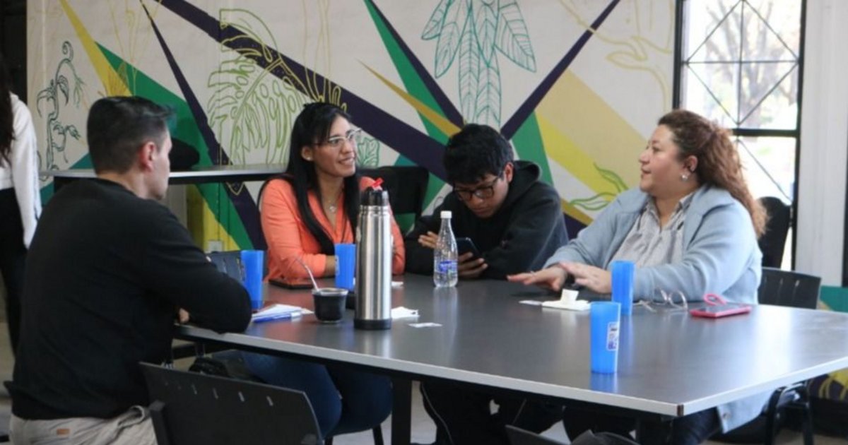 Estudiantes se preparan para certamen