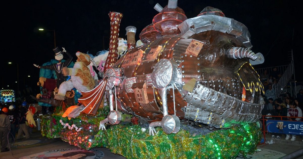 Primer desfile alrededor de la plaza Belgrano